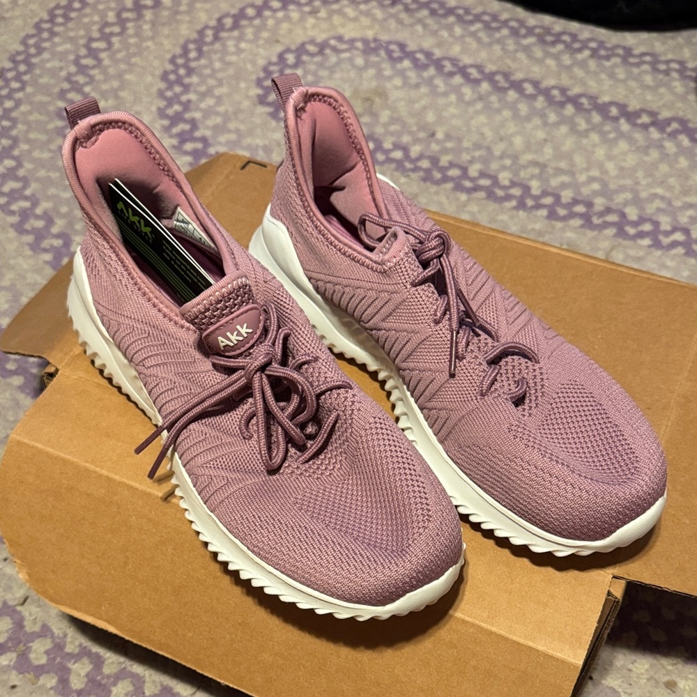 Women’s size 41 (size 10) AKK slip on tennis shoes never worn